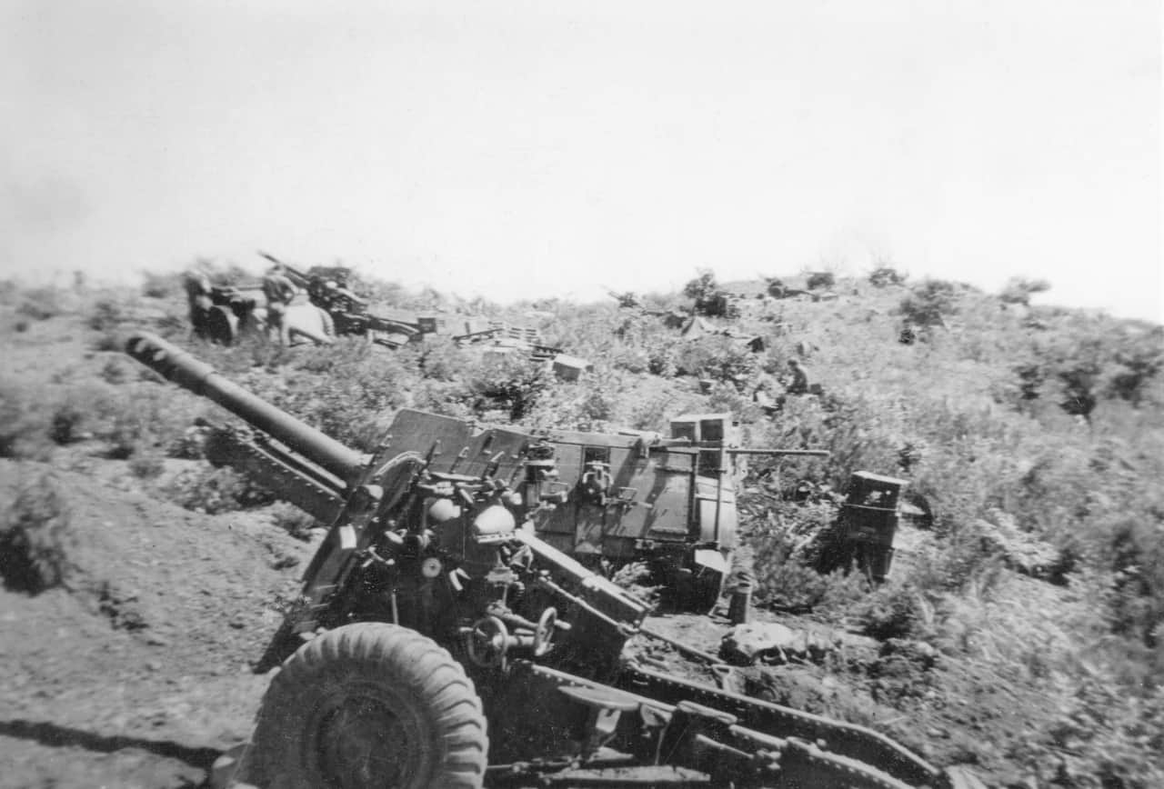 25.-Aug-1951-Crest-of-Hill-overlooking-Imjin-Pos-25