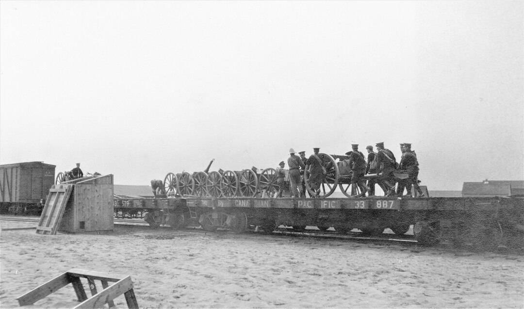 2.-1914-August-Loading-the-Guns