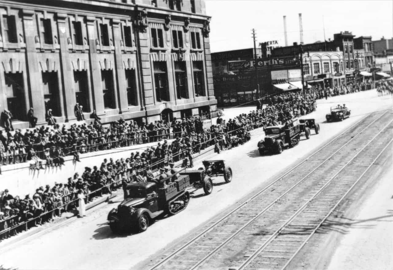 First-Decoration-Parade-with-vehicles-Winnipeg-1935